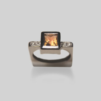 Anello oro bianco e topazio